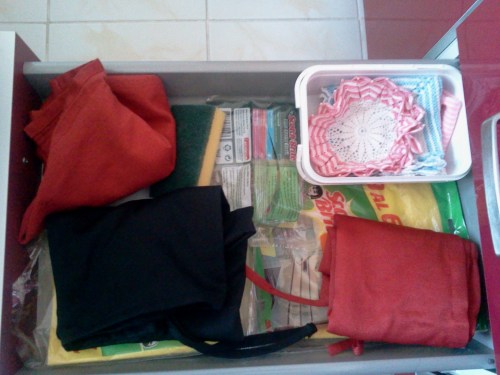 önlükler ve yedek bezler ve su bardağı altı ve el bezleri